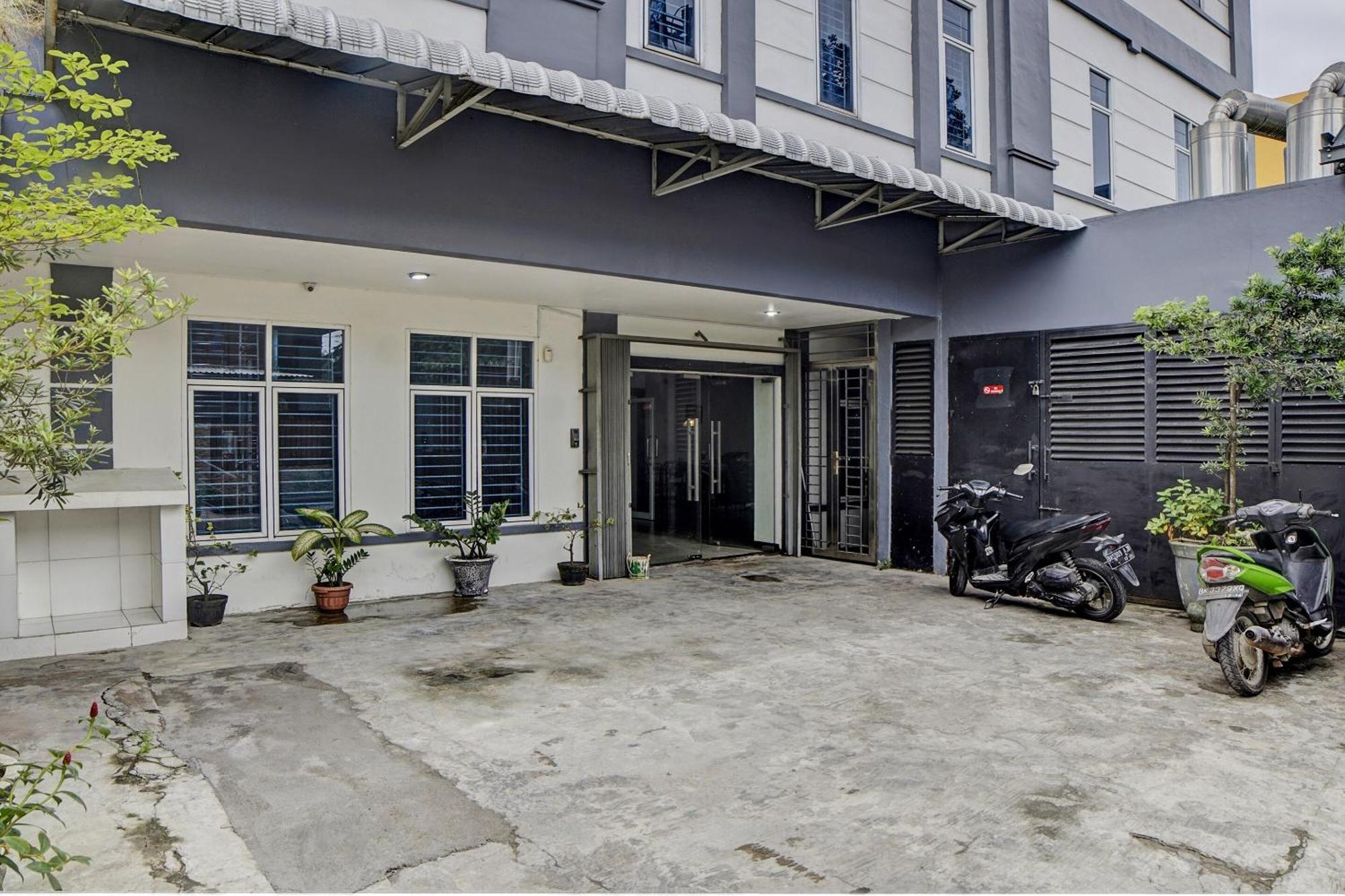 Spot On 92822 Finest House Near Amplas Bus Terminal Medan Exteriör bild