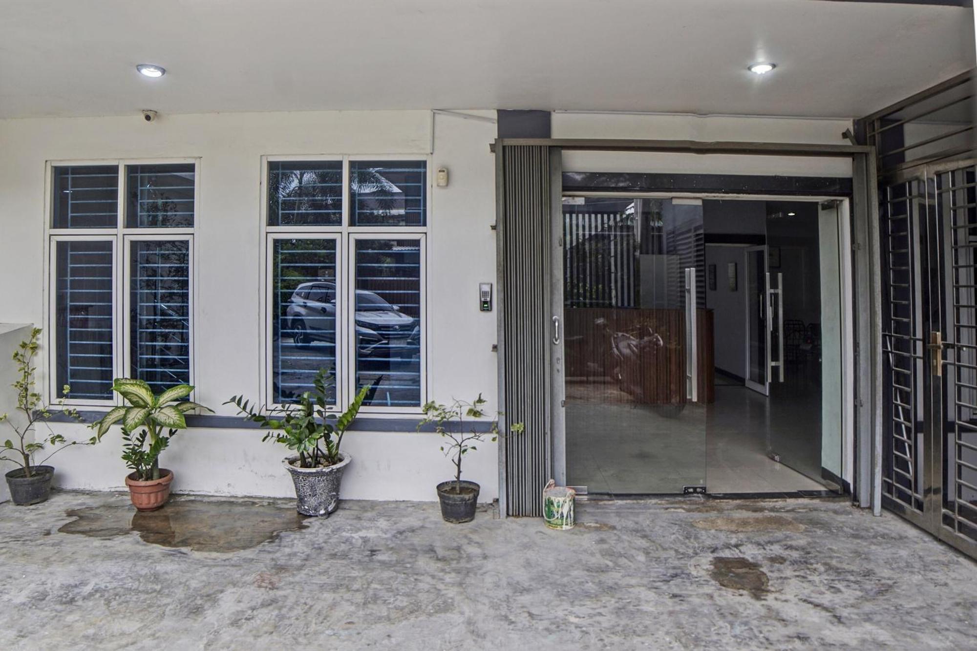 Spot On 92822 Finest House Near Amplas Bus Terminal Medan Exteriör bild